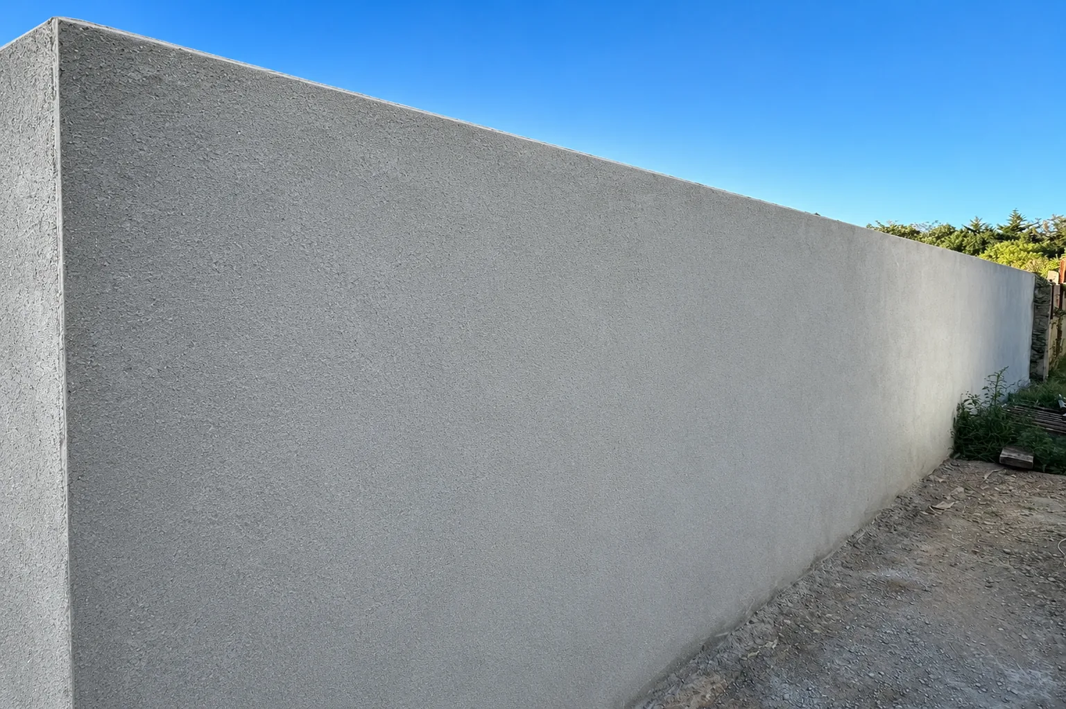 Construction d’un mur de clôture avec crépi de finition