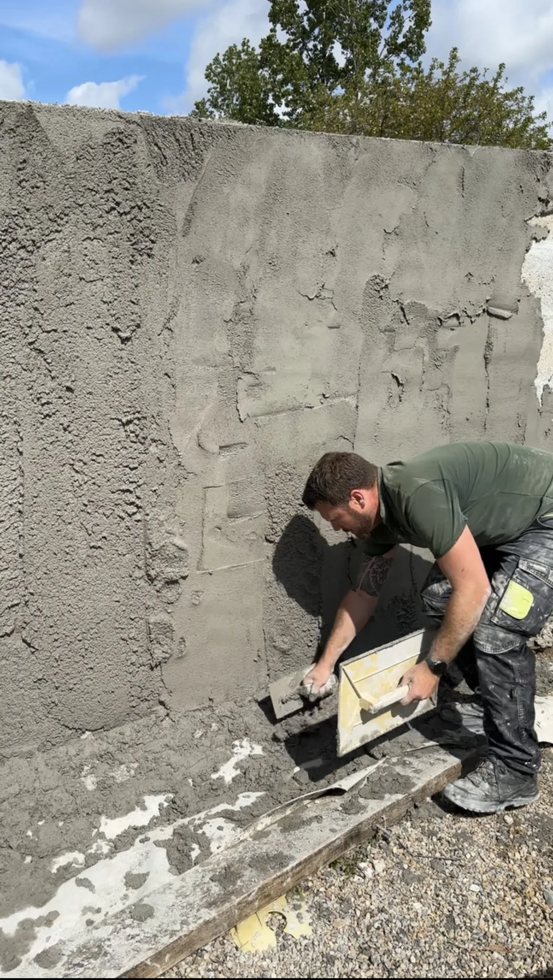 Construction d’un mur de clôture avec crépi de finition