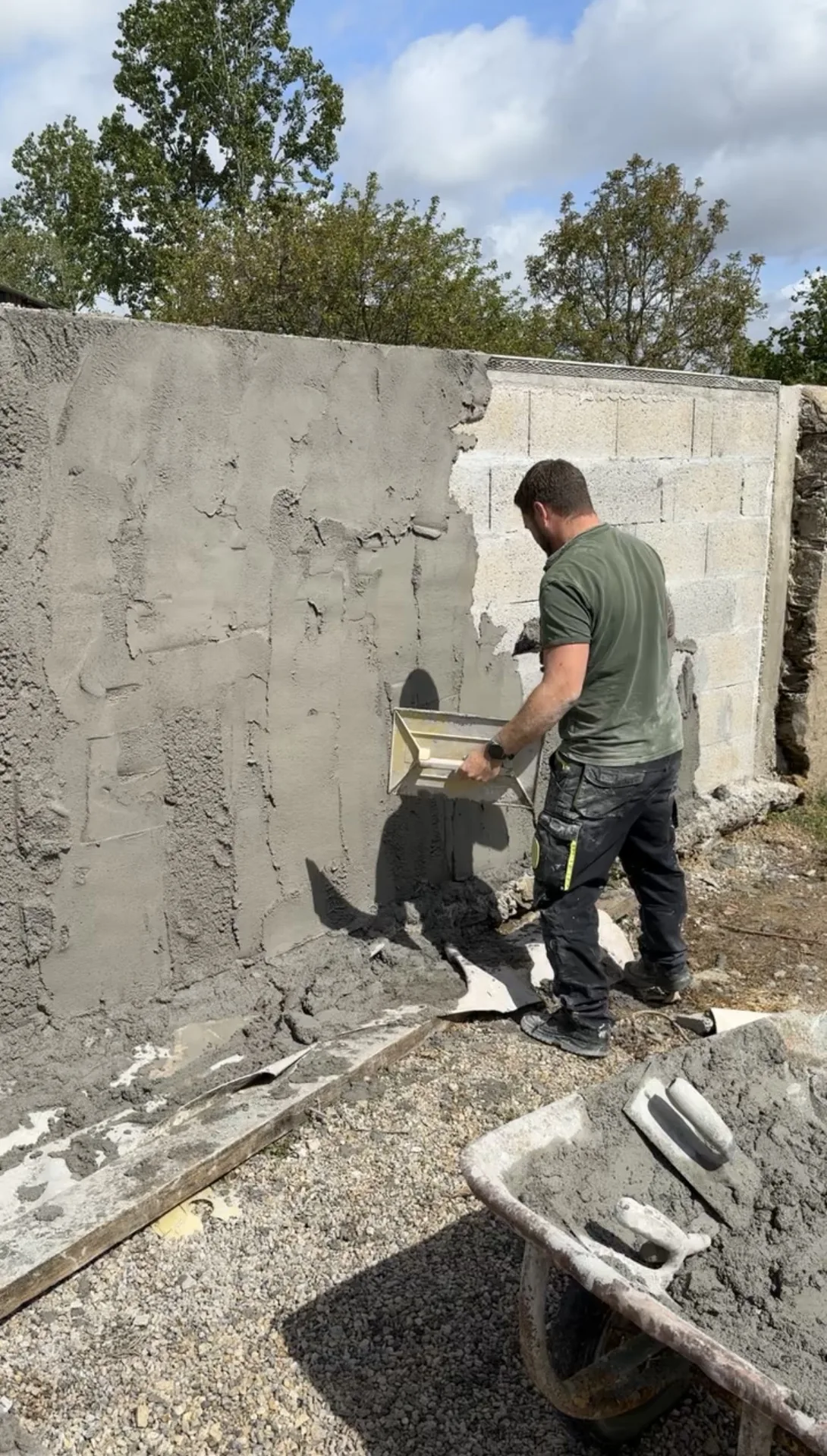 Construction d’un mur de clôture avec crépi de finition